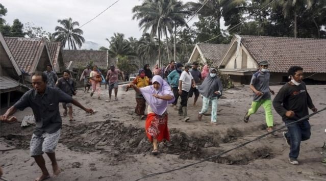 Indonesia evacuates villagers as volcano erupts on Java Island ...